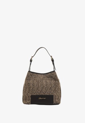 Bolso de mano de tela texturizada marrón con acentos negros, de forma curvada y con una sola correa para el hombro. Presenta un detalle de logo en el panel frontal.