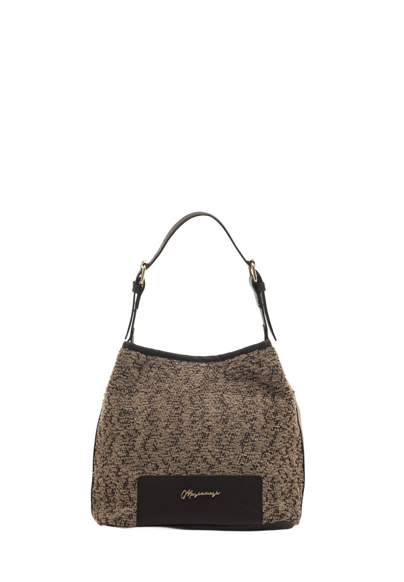 Bolso de mano de tela texturizada marrón con acentos negros, de forma curvada y con una sola correa para el hombro. Presenta un detalle de logo en el panel frontal.