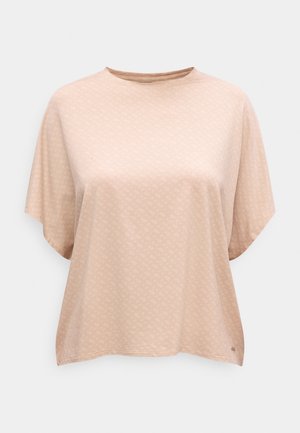 Μπεζ, κοντομάνικο, φαρδύ μπλουζάκι με διακριτικό υφασμάτινο σχέδιο και στρογγυλή λαιμόκοψη, παρουσιάζεται σε απλό φόντο.