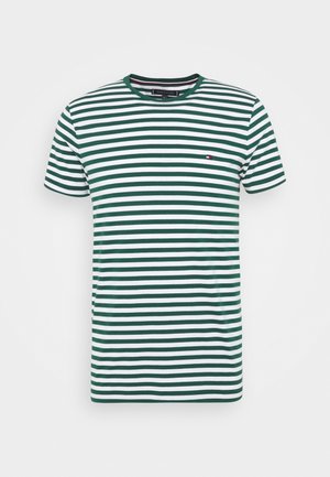 T-shirt à manches courtes et col rond avec des rayures horizontales vert foncé et blanc et un petit logo sur la poitrine gauche.