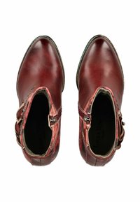 Stivaletti alla caviglia in pelle rossa con finitura lucida, punta arrotondata, chiusura con zip laterale e fibbia decorativa. Bordo con motivo colorato attorno alla suola.