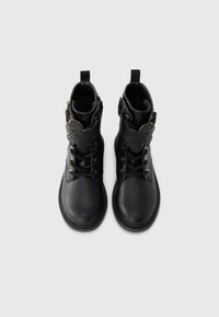 Schwarze Leder-Stiefeletten mit floralen Akzenten, runder Spitze, Schnürdesign und seitlichem Reißverschluss für einfachen Zugang. Glatte Textur und robuste Sohle.