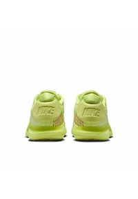 Sneakers Nike verde lime con tomaia in rete testurizzata, tallone imbottito e accenti rosso-arancio sul lato laterale.