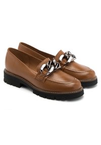 Mocasines de cuero marrón con un acabado texturizado, que presentan un adorno de cadena plateada decorativa y suelas de goma negra resistentes.