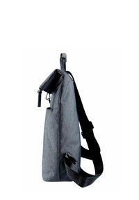 Sac à épaule en tissu gris avec fermeture zippée sur le dessus, bandoulière réglable et poche latérale. Présente un design minimaliste et une texture robuste.