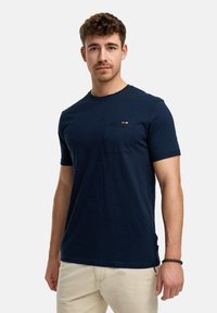 Tricou bleu marin cu mânecă scurtă, fabricat dintr-un material moale, având o buzunar pe piept cu un model de dungi colorate. Decupaj clasic la gât, croi lejer.