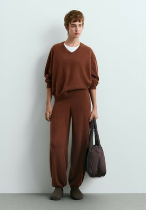 OYSHO, Cashmere V-neck knit - Pullover - chocolate