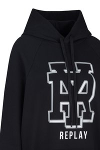 Schwarzer Hoodie mit Zugband, der ein großes umrissenes "R"-Logo und das Wort "REPLAY" in Weiß auf der Vorderseite aufgedruckt hat.