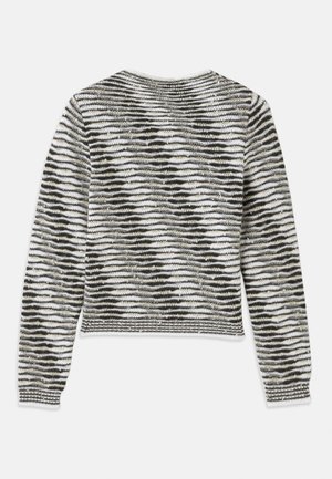 Suéter de punto con un patrón de rayas en blanco y negro, cuello redondo, mangas largas y diseño recortado con un acabado texturizado.