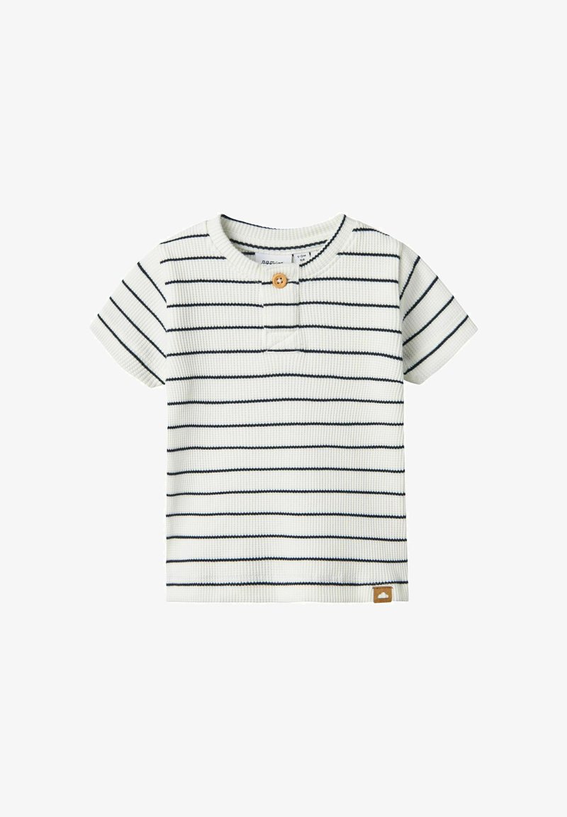 T-shirt bianco a maniche corte con righe orizzontali blu navy, texture a costine, un singolo bottone in legno al colletto e un piccolo etichetta logo marrone.