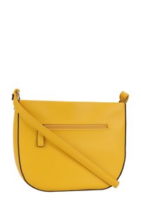 Borsa a tracolla gialla in pelle con design piatto, unica tracolla regolabile, tasca superiore con zip e piping nero lungo i bordi.