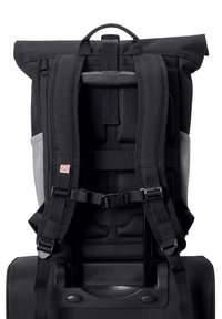 Sac à dos noir avec un design à rabat, un dos rembourré, des bretelles réglables, des accents gris et une poignée pour attacher au chariot à bagages.