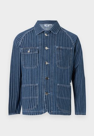 Blaue Jeansjacke mit weißen vertikalen Streifen, vier Vordertaschen und Metallknöpfen in der Mitte.