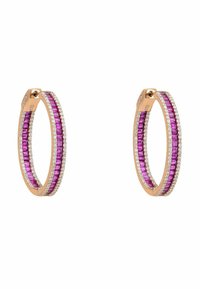 Pendientes de aro en oro rosado que presentan una fila de cristales baguette púrpuras y pequeños toques claros alrededor del borde, resaltando una textura brillante.