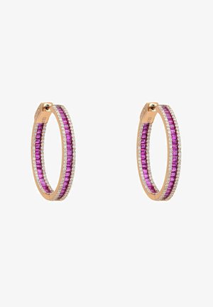 Pendientes de aro en oro rosado que presentan una fila de cristales baguette púrpuras y pequeños toques claros alrededor del borde, resaltando una textura brillante.