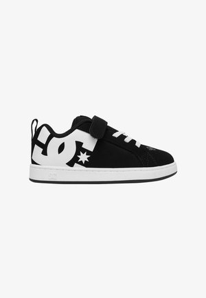 Sneaker bassa bianca e nera con suola bianca, grande logo bianco sul lato, lacci bianchi e fascia in velcro nera sulla parte superiore.