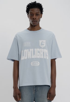 LOW LIGHTS STUDIOS® COLLEGE - Print T-shirt - sky blue