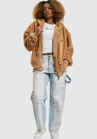 Karl Kani METAL SIGNATURE OS FUR FULL ZIP - Fleecejacka - sand
