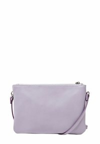 Fialová kožená kabelka přes rameno s hladkou texturou, uzavíráním na zip a nastavitelným popruhem. Má minimalistický obdélníkový design a stříbrné kovové doplňky.