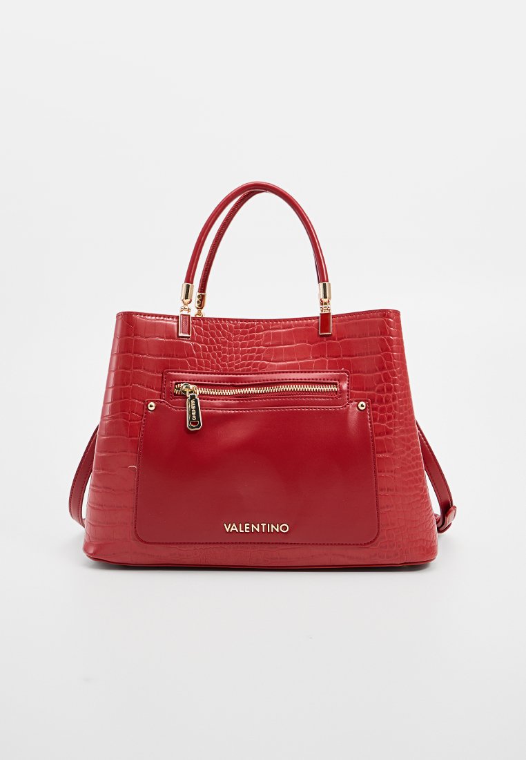 Borsa Red Valentino con texture coccodrillo, doppi manici superiori, tasca con zip frontale e logo dorato su sfondo bianco.