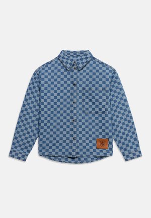 Blau kariertes Hemd mit Knöpfen, Kragen, Brusttasche, langen Ärmeln und einem braunen Lederpatch nahe dem Saum.