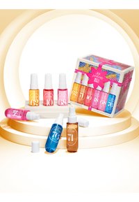Set di sette bottiglie spray colorate di varie dimensioni, con etichette vivaci, disposte attorno a una scatola regalo decorativa con un coperchio decorato.