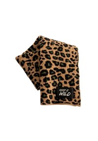 Coperta a stampa leopardata in morbido tessuto testurizzato con sfumature di beige e nero; ha un'etichetta "KEEP IT WILD" bianca su una toppa nera.