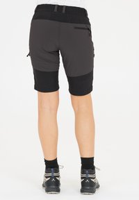 Svarta och grå vandringsshorts med en texturerad design; midjan har ett elastiskt band. Inkluderar sidofickor och en dragkedjedetalj.