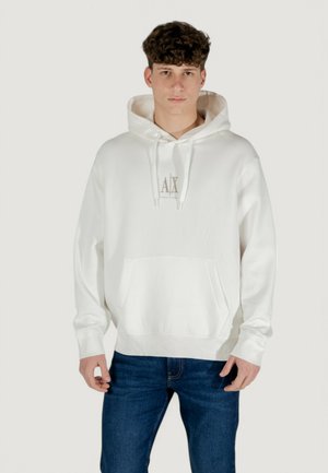 Weiße Kapuzenjacke aus weichem Stoff mit einer vorderen Kängurutasche und Kordeln. ‚A|X‘-Logo in hellbeige auf der Brust.