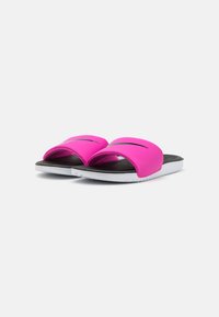 Chanclas rosa con una parte superior lisa, que presentan dos correas anchas y una plantilla negra texturizada, complementadas por una suela blanca.