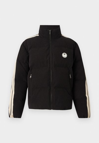 Μαύρο μπουφάν τύπου puffer με φερμουάρ, ψηλό γιακά, κρεμ ρίγες στα μανίκια, τσέπες με φερμουάρ και ένα μικρό κυκλικό λογότυπο με φοινικόδεντρο στο στήθος.