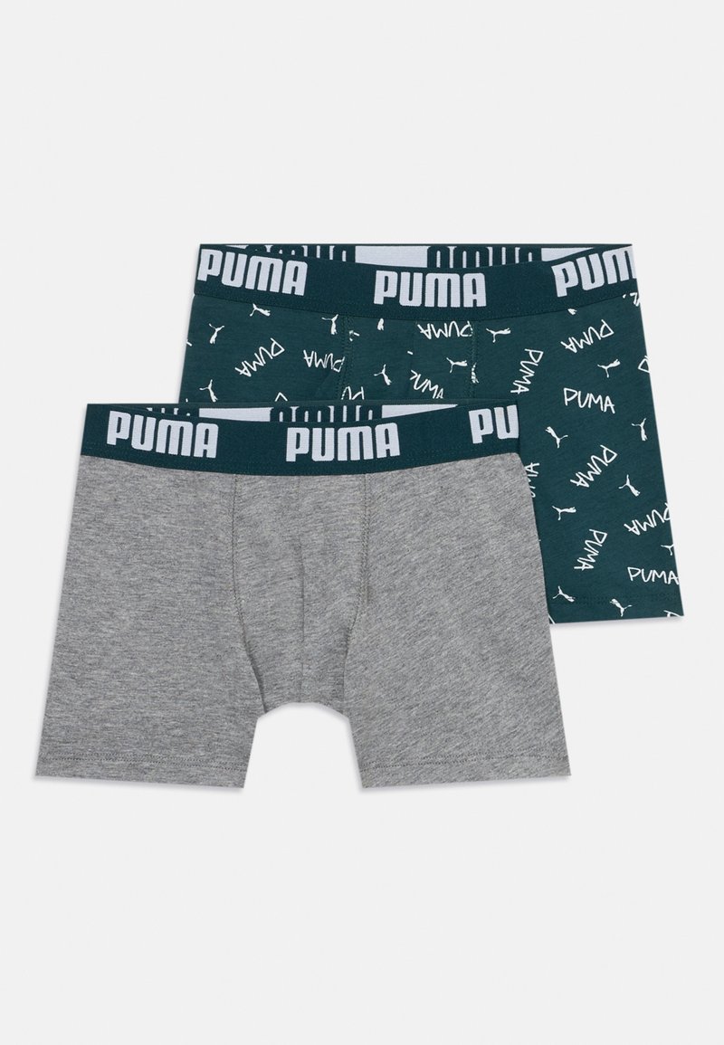 Twee paren Puma boxershorts, één effen grijs en één donkergroen met een patroon van witte Puma-logo's en tekst, beide met merkbanden.