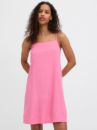 Rosa ermeløs kjole i en avslappet passform, laget av mykt stoff med firkantet halslinning og tynne stropper. Ingen synlige mønstre eller detaljer.