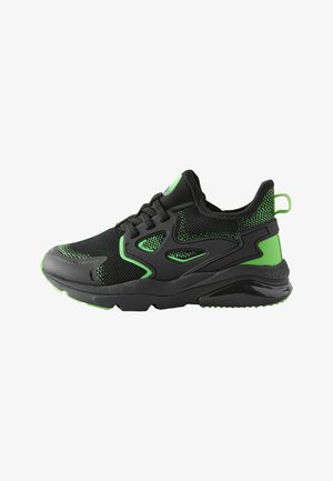 Sort og grøn atletik sneaker med mesh overdel, snørelukning, polstret sål og trækflap ved hælen.