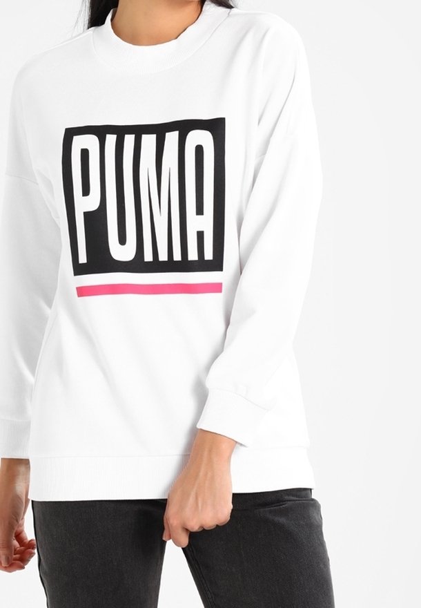 Felpa bianca con un grande logo rettangolare PUMA nero con una striscia rosa sottostante. Maniche lunghe con polsini a coste.