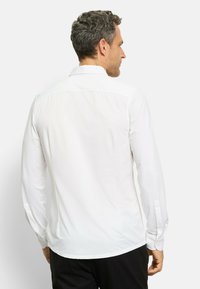 Weißes Langarmhemd mit klassischem Kragen, glattem Stoff, mit Knopfmanschetten und taillierter Passform, von hinten betrachtet.