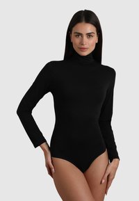 Body nero a maniche lunghe con colletto alto, texture liscia e design aderente. Presenta un taglio senza cuciture nella parte inferiore.