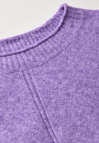 Maglione a maglia viola con collo a girocollo a costine e tessuto testurizzato caratterizzato da sottili variazioni di colore e una finitura morbida.