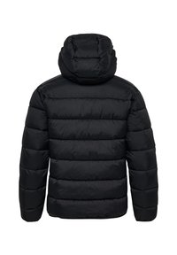 Svart puffjacka med huva, med en quiltad design, kontrasterande textur och horisontell sömnad. Bakvy visar en slät finish.