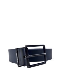 Cintura in plastica nera con fibbia metallica quadrata. Superficie liscia, cinturino largo. La fibbia presenta il marchio 'Armani Exchange' in testo bianco.