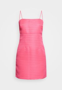 Bezramenné růžové šaty se zigzagovou texturou, přiléhavého střihu a tenkými ramínky. Jednoduchá barva bez viditelného kování nebo zdobení.