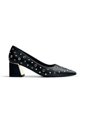 Zapato de piel negra con punta afilada, adornado con tachuelas metálicas doradas, y un tacón en bloque geométrico que presenta una franja dorada.