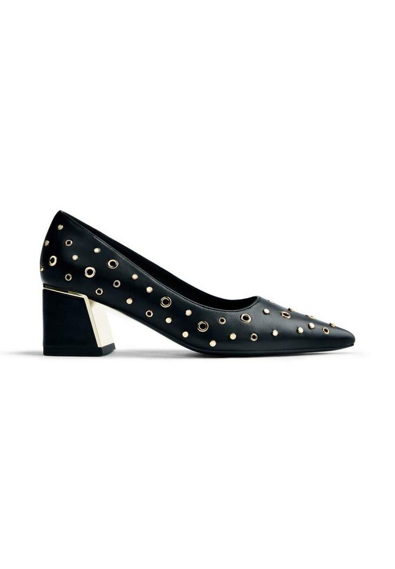 Escarpin en cuir noir avec un bout pointu, accentué par des clous en métal doré, et un talon en forme de bloc géométrique avec une bande dorée.