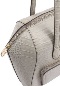 Grijze faux-lederen handtas met een krokodillenstructuur, ritsluiting en gouden hardware. Voorzien van dubbele handgrepen en een voorvak met rits.