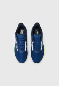 Modré běžecké boty s texturovaným svrškem, bílými doplňky a neonově zelenou podrážkou. Mají tkaničky a polstrovaný jazyk pro větší pohodlí.