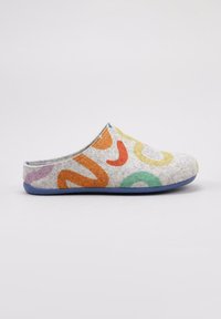 Zapatilla de casa gris con patrones abstractos multicolores en naranja, púrpura, verde y azul. Suela de goma flexible. Diseño de talón abierto.
