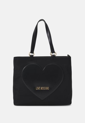 Zwarte tote bag met twee schouderbanden, groot gestikt hart aan de voorkant en gouden "LOVE MOSCHINO" logo in het midden van het hart.