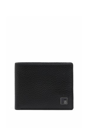 Cartera de cuero negro texturizado con una pequeña placa metálica cuadrada con el logo en la esquina inferior derecha.