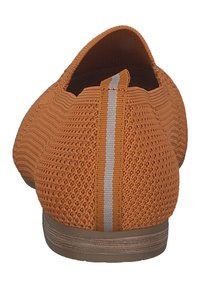 Orangene Slipper aus Strickobermaterial mit strukturiertem Muster und einem weißen Akzentstreifen an der Rückseite. Runder Zehenbereich und robuste Sohle.