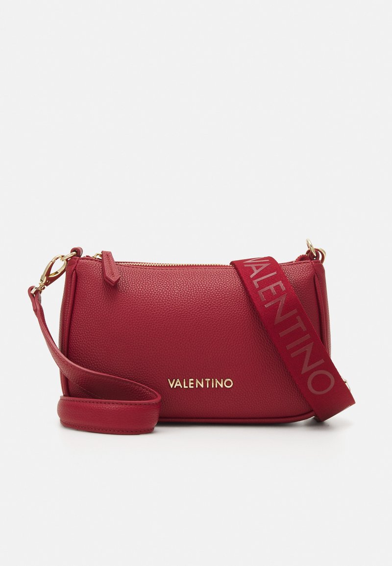 Czerwona skórzana torebka na ramię z zamkiem błyskawicznym, złotym okuciem i materiałowym paskiem z logo "VALENTINO". Teksturowana powierzchnia o zdefiniowanym kształcie.